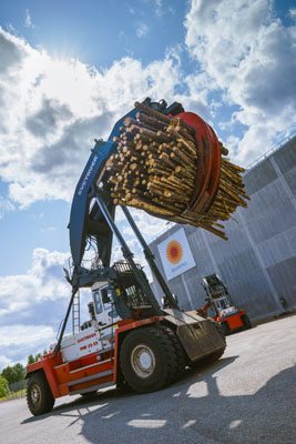 Vedrenseri. 2012 byggdes ett nytt vedrenseri. Dit kommer gallringsved motsvarande en tågvagn var 12:e minut dygnet runt, året om, för att barkas av och huggas till flis. Flisen används både till kemisk och mekanisk massa.