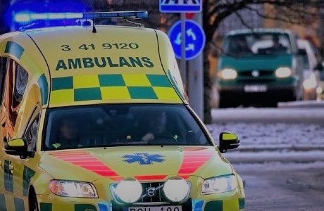 Man död i klämolycka