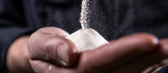 Apatit koncentrat i hand från LKAB ReeMap-pilotanläggning. Foto: LKAB