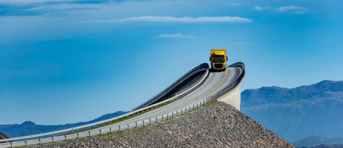 DHL-bil på vägbro i solsken