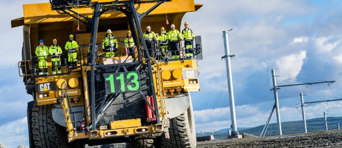 Nio stolta chaufförer samlade på monstertrucken 113, Foto: Boliden