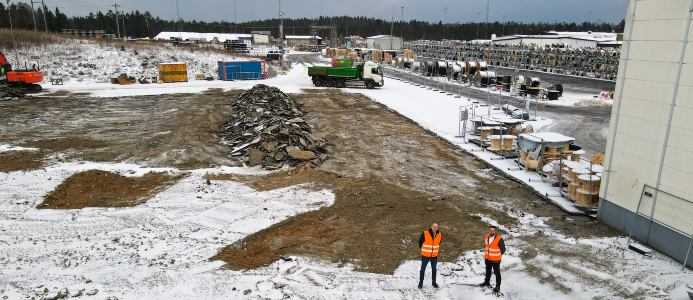 Lars Josefsson, vd Nexans Sverige och fabrikschefen Syamend Al Ali, visar var det nya lagret ska uppföras.