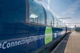 Tåget Connecting Europe Express rullar in på svensk mark Thumbnail