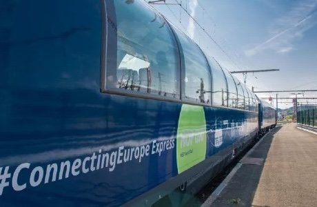 Tåget Connecting Europe Express rullar in på svensk mark