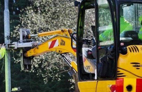 De testar belysningsstolparnas kondition för en säker trafikmiljö