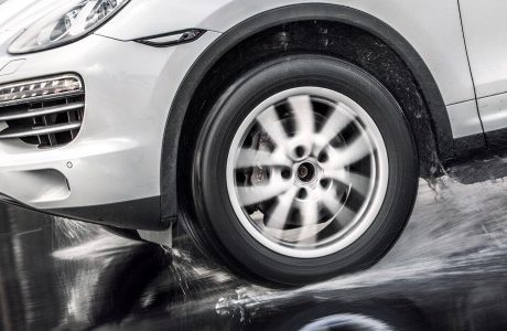 Installatörskoncernen stöttar åtalade vd:n