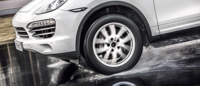 Installatörskoncernen stöttar åtalade vd:n