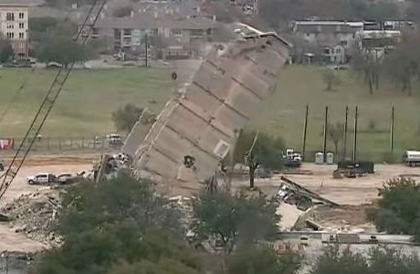 VIDEO: Här kollapsar kontorsbyggnaden i Dallas
