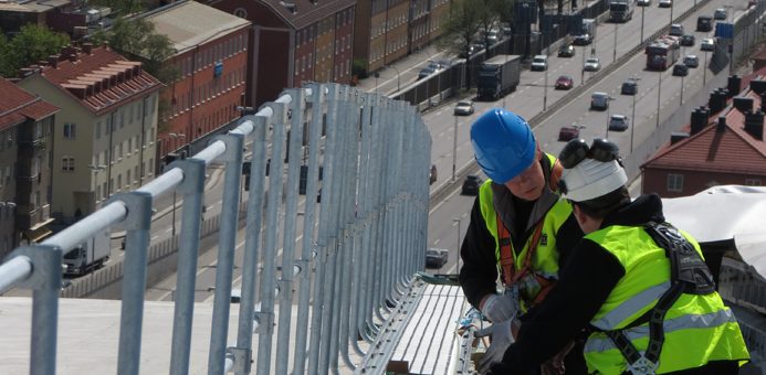 Pu00e5 taket till Tele2 Arena finns ett vajersystem fu00f6r livlina installerat som gu00f6r det enklare att ru00f6ra sig pu00e5 taket. Foto: FOTO CW Lundberg