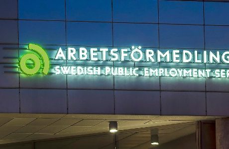 Varslen stiger men fler får jobb