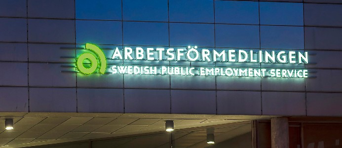 Arbetsförmedlingens namnskylt. Foto: Peter Kroon