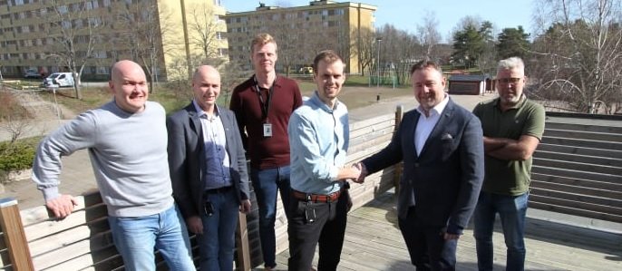 Ett symboliskt handslag ägde rum den 2 april 2019 mellan Sernekes arbetschef Christoffer Sundin efter att avtalet för stamrenovering i kvarteret Guldvingen signerats. I bakgrunden syns några av höghusen som ska renoveras inom projektet.