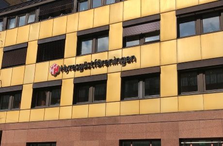 Skandalvärd dras inför rätta