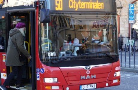 Knökfullt på bussar när avgångar dras in