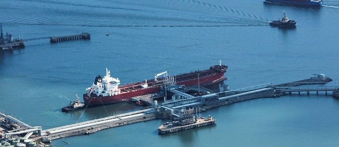 Vid kajplats 519 (där det röda fartyget ligger) blir LNG-bunkring möjlig "pipe to jetty", via rörledning direkt till fartyg. Bild: Göteborgs Hamn AB