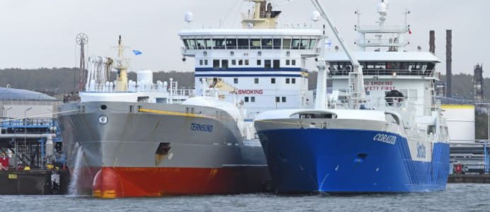 En ship-to-ship-bunkring av LNG genomförs i Göteborgs hamn mellan från Coralius och Ternsund.