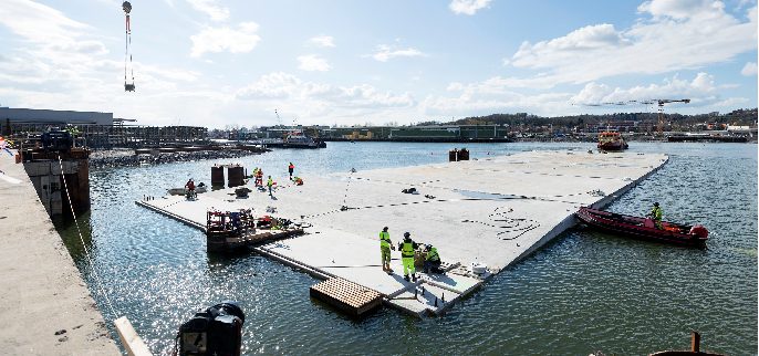 Under lördagen sjösattes det första av Marieholmstunnelns tre tunnelelement i Göta Älv.