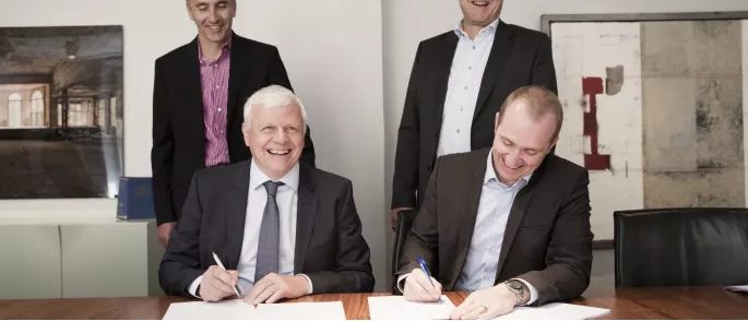 Per Offersen, CEO Kosan Gas Nordic, och Mattias Backmark, chef affärsutveckling Preem, signerar affären