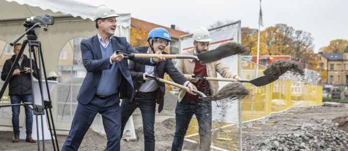 Spaden i marken för nya bostäder