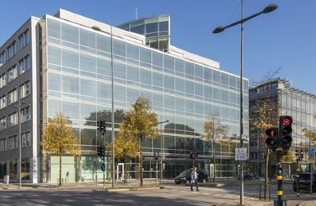 Afa uppför en av stadens största solcellsparker