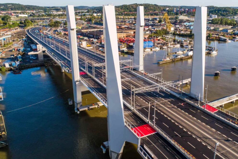 Tre av Hisingsbrons fyra trapptorn ska rivas och byggas om igen. Bild: Max Hjalmarsson