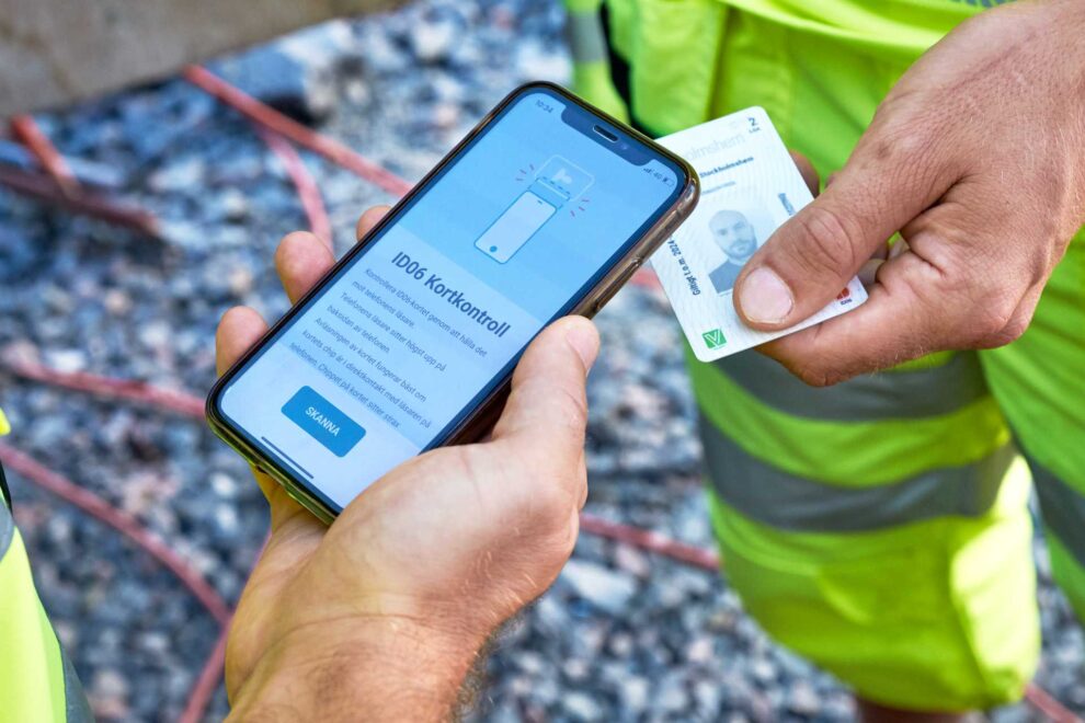 Ett ID06-kort kontrolleras med en app. Fotograf: Bengt Alm