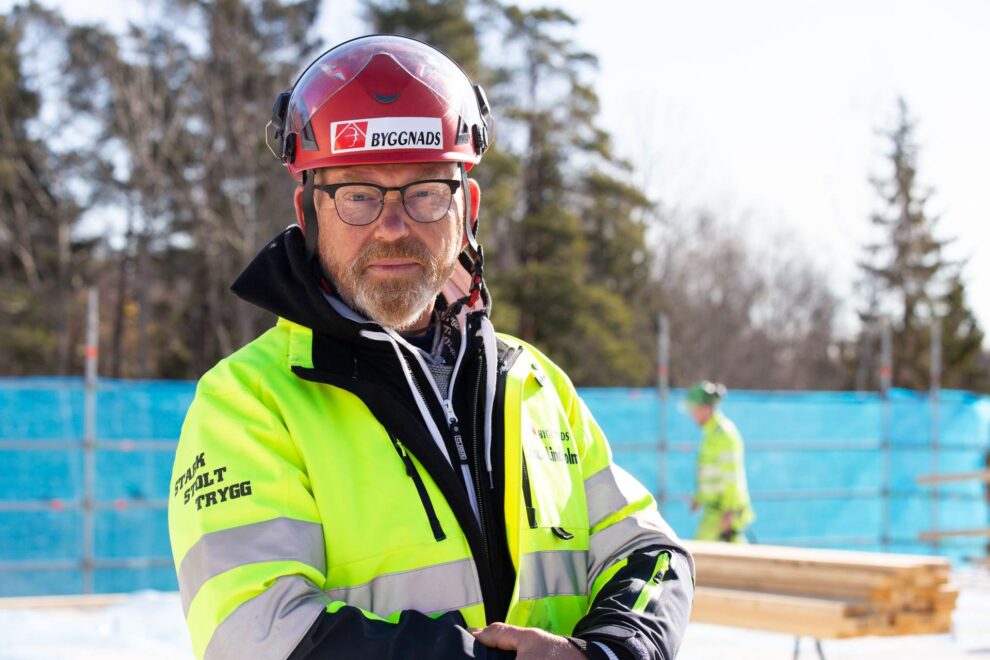 Johan Lindholm, förbundsordförande för Byggnads, reagerar starkt på att asbestskandaler fortfarande förekommer. Bild: Byggnads