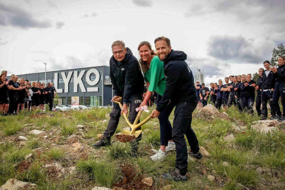 Första spadtaget togs av (F.V) Stefan Lyko, Grundare Lyko; Stina Munters, Kommunalråd Vansbro; Rickard Lyko; Grundare och VD Lyko.