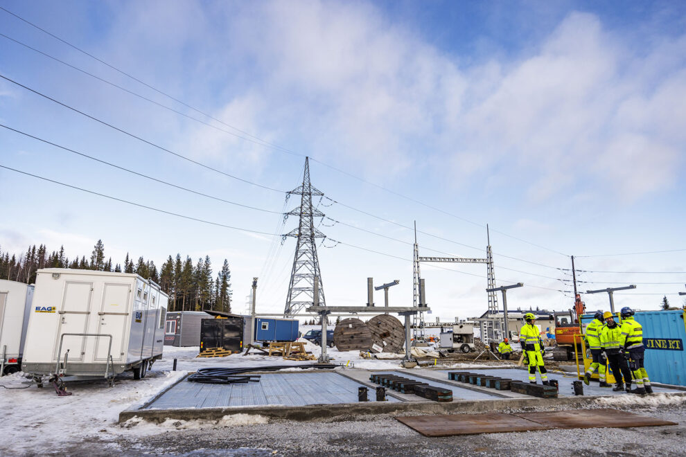 Utanför Sollefteå byggs vindkraftparken Hocksjön. På bilden pågår bygget av vindkraftsparkens ställverk och förberedelser inför placeringen av de två transformatorerna. Bild: Jämtkraft