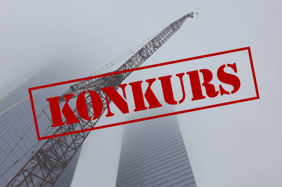Konkurs. Genrebild på skyskrapa och byggkran.