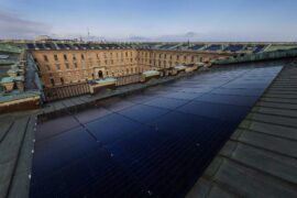 Solceller på slottets tak – syns bara från himlen Thumbnail