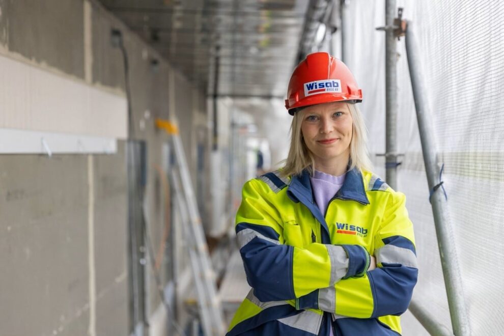 Alice Olsson, plattsättare på Karlströms golv på Gotland, är Årets Byggkvinna 2024. Bildkälla: Nackademien.
