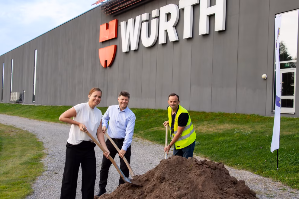 Åsa Sterling, VD Würth Svenska AB, Peter Lindström, logistikchef och Robert Davidsson, Avdelningschef HMB Construction tar första spadtaget för utbyggnaden. Bildkälla Wurth
