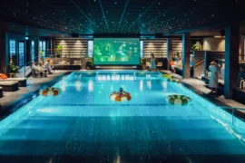 Filmvisning från poolen i nyrenoverat spa