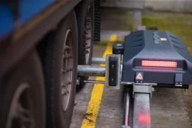 ASSA ABLOY Entrance Systems stärker säkerheten vid lastkajer med smart förankring Thumbnail