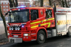Kraftig brand på sågverk – helikopter vattenbombar Thumbnail