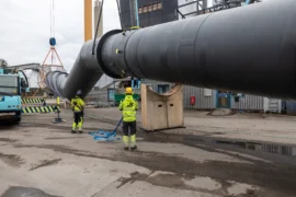 Spektakulärt lyft när 75 meter skorstenar kom på plats Thumbnail