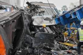 Byggkran föll över tåg – minst 32 döda Thumbnail