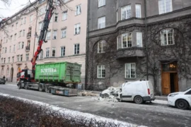 Lyftkran tappade last – krossade bil i Stockholm Thumbnail