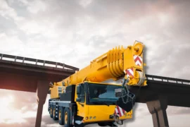 Kranbil körde in i bro – stängde av hela vägen Thumbnail