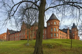 Renoverar historiska byggnaden – efter skadorna Thumbnail