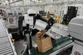 Logistikbolaget anställer humanoida robotar Thumbnail