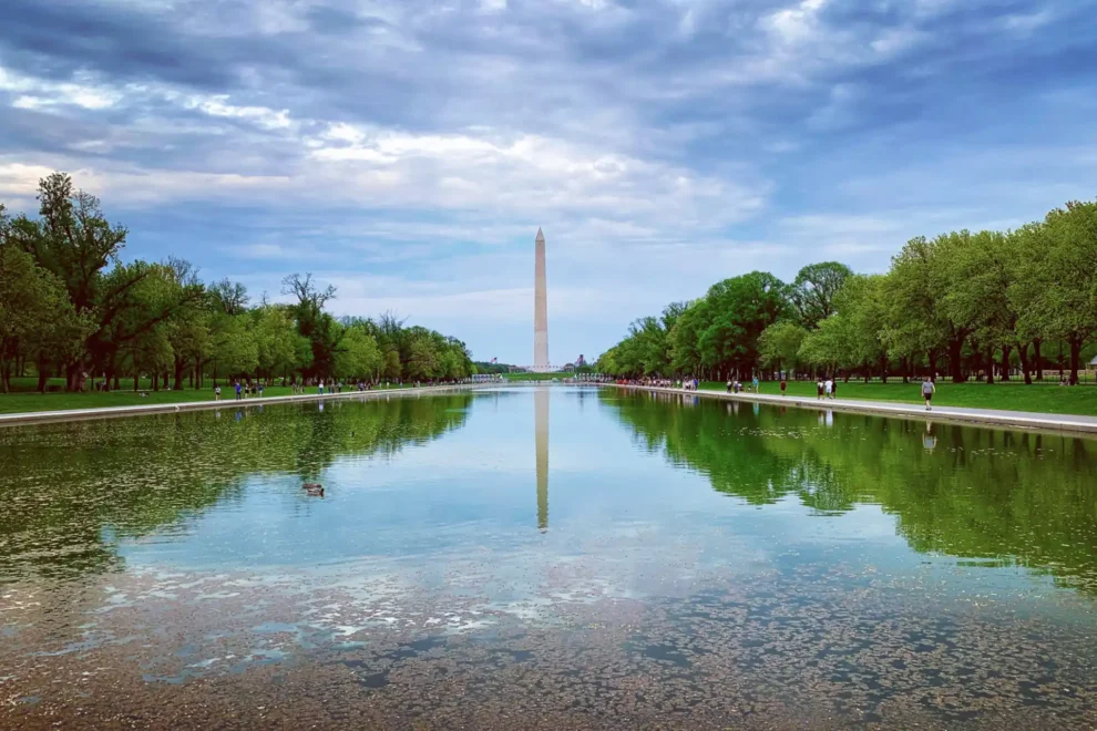 Reflecting Pool framför Lincoln Memorial, med Washingtonmonumentet speglat i vattnet. Arkivbild från april 2023. Foto: Ali Khan/Wikimedia Commons, CC BY-SA 4.0