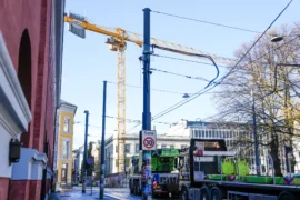 Enorm kran nära att rasa Thumbnail