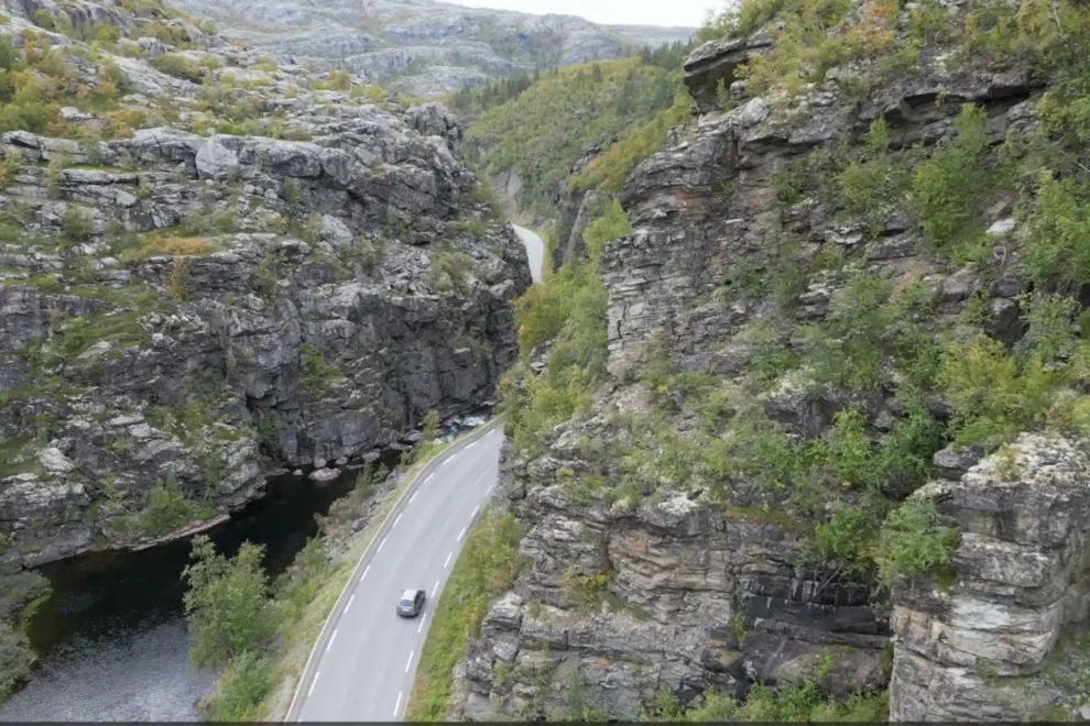 Dagens E45 genom Kløfta går i en älvkanjon där ras ofta stänger vägen. Nu ska sträckan läggas i tunnel. Foto: Erik Larsstuen / Statens vegvesen
